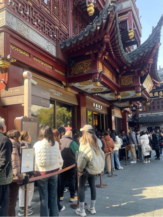 本地配资公司 股价涨超12倍，谁在买老铺黄金？
